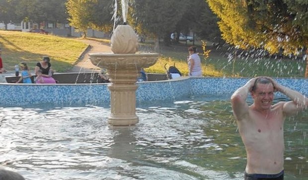 Мешканці Рівного через спеку купалися у фонтанах (фото)