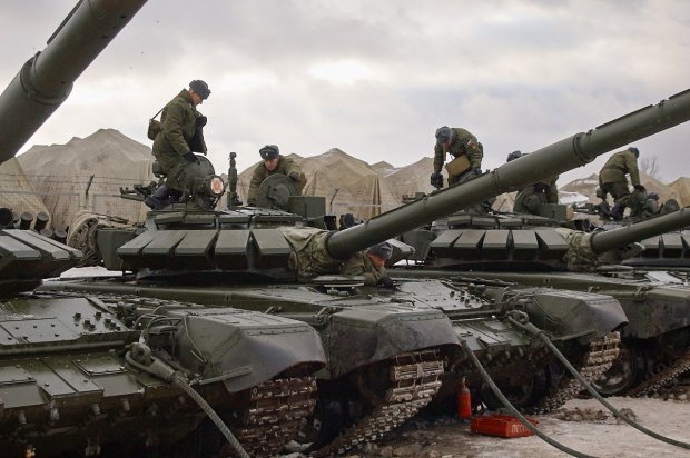 Приготуватися до найгіршого: колона військової техніки розсікає Донбасом