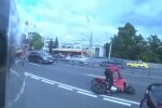 Всі разом рятували мотоцикліста: у Львові пасажири піднімали маршрутку після ДТП