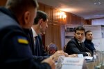 Зеленський втомився від великої політики: випив пива з чіпсами на "одній хвилі з молоддю"