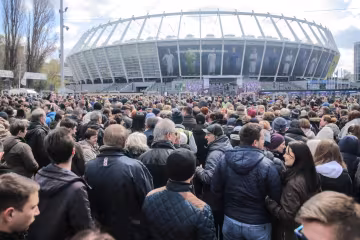 Сколько людей на самом деле пришло на одиночные дебаты Порошенко: красноречивые фото с высоты