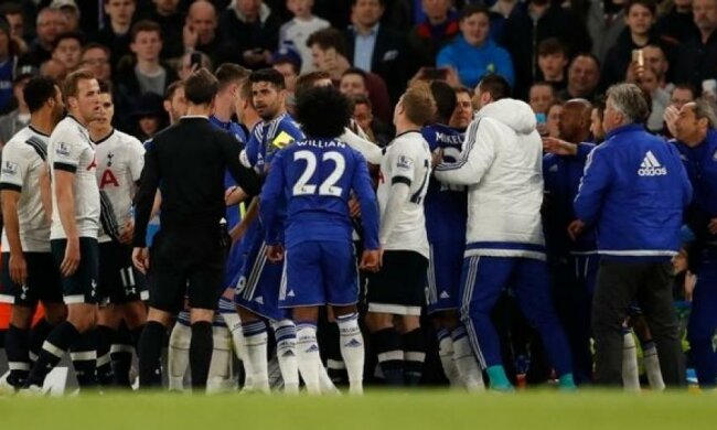 Игроки "Тоттенхэма" давили соперникам глаза и пальцы