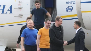 Освобожденный из плена моряк Ейдер сделал предложение любимой, реакция бесценна: "Буду, куда я денусь"