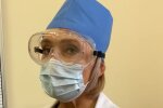 Українським лікарям видали будівельну форму для захисту від коронавірусу: "Непридатне ла*но"