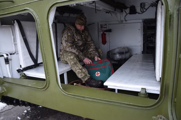 Путінські окупанти обстріляли медичний автомобіль на Донбасі: український воїн загинув на місці