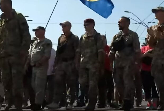 У Києві псих напав на військових у День Незалежності - вирвав прапор і топтав, як несамовитий