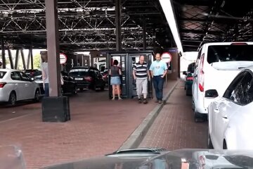 Виїзд закордон, скріншот з відео