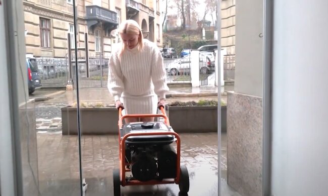 Жінка підключає генератор. Фото: youtube