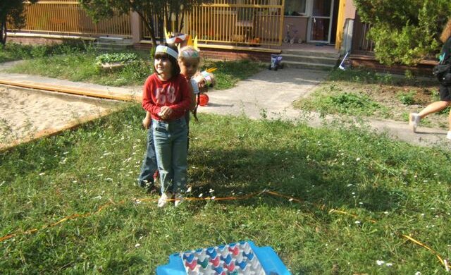 Дитячі ігри на свіжому повітрі, фото з відкритих джерел