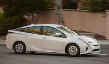 Toyota випустить автомобіль із сонячними батареями