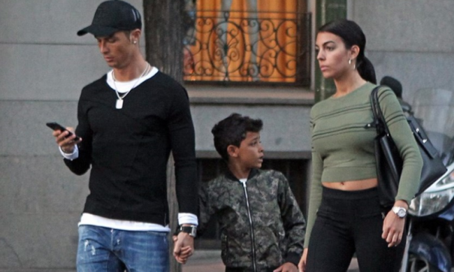 Роналду з вагітною коханою відпочив на морі