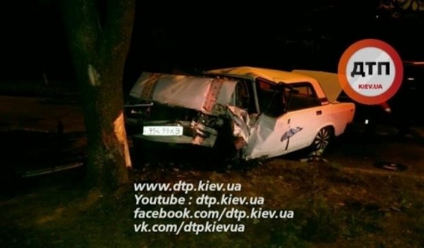 Киевский водитель врезался в дерево