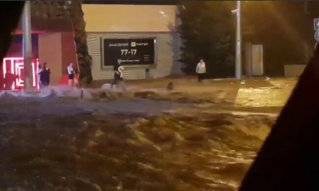 Вулиці перетворилися на річки, люди залишилися без світла: корисні поради, які допоможуть вам вижити в будь-які повінь і зливу