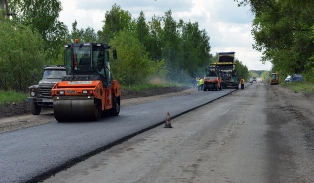 Таможня даст на ремонт дорог Львовщины 90 млн гривен