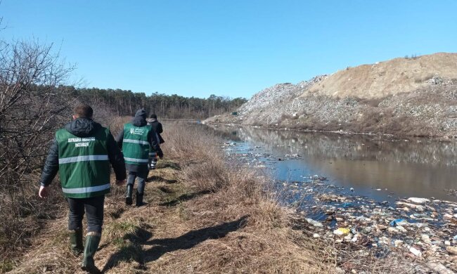 інспектори Держекоінспекції проводять перевірку