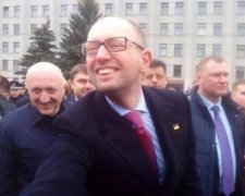 Українці посміялися над "стіною Яценюка"