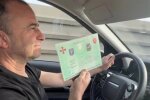 Павлік ще з перепусткою мчить по закритому мосту столиці. Фото: Instagram