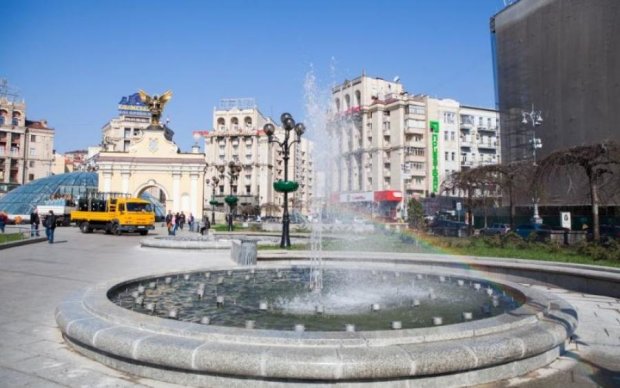 Халк искупался: киевский фонтан приобрел необычный цвет
