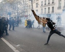 Французькі протестувальники поранили 15 копів