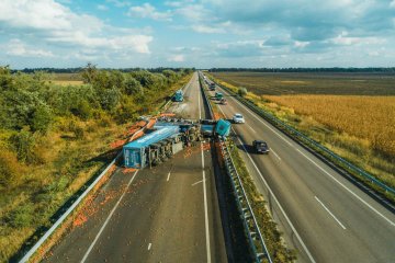 До яблучної аварії під Києвом приєднався молоковоз: шокуючі фото