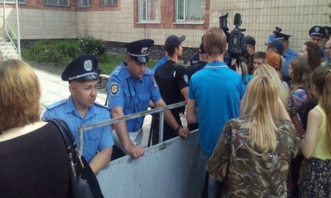 Кернеса під судом зустріли криками "Гепу на нари!"