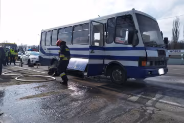 Забыли и уехали: под Киевом мужчина погиб из-за брошенного копами на дороге автобуса