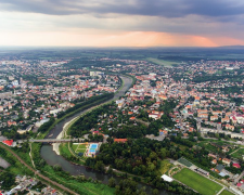 На Закарпатті землю для переселенців роздають за вигідними умовами "своїм": скандал навколо "Добробуду" та його зв'язки з Павлом Котиком