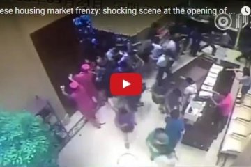 Шокирующее видео: китайцы сносят двери в погоне за квартирами