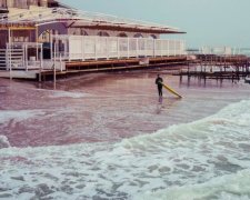 Подросток захотел охладиться в море, однако неизвестные чудовища имели свой план: видео 18+