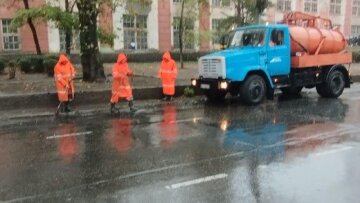 Комунальники працюють на вулицях Одеси після зливи