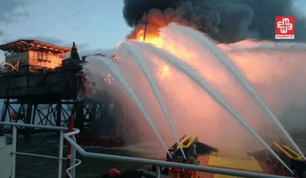 32 людини загинули через пожежу на нафтовій платформі в Каспійському морі