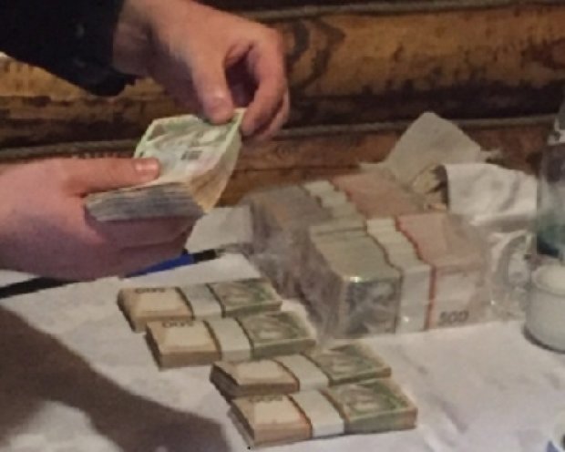 Чиновники с Киевщины «погорели» на взятке $ 600 тыс.