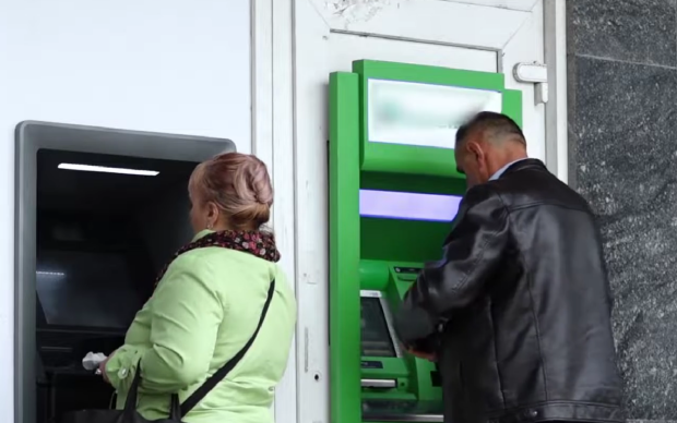 Українців закликали запасатися готівкою: до чого готуватися