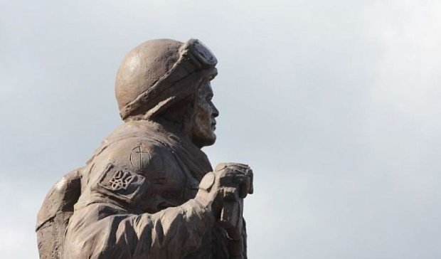  В Україні з’явився перший пам’ятник бійцю АТО (фото)