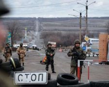 Хочуть крові: влада жорстко розігнала блокаду Донбасу