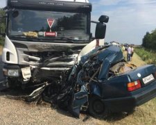 Грузовик раздавил легковушку в страшном ДТП: есть пострадавшие