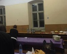 Львівські викладачі не посоромились пити і курити прямо у ВНЗ (фото)