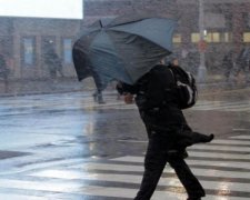 Боролася до останнього: запекла війна жінки зі шквальним вітром порвала мережу