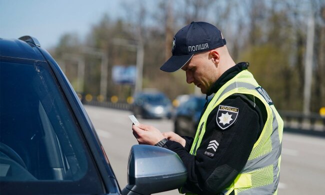 Поліція зупинила авто: водій у салоні
