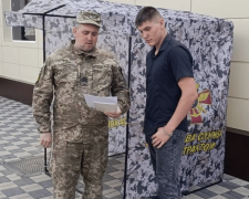 Сотрудник ТЦК разговаривает с мужчиной