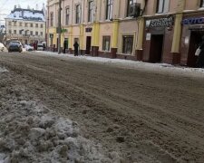 Центр Чернівців перетворився на сміттєковзанку, ні пройти ні проїхати: де комунальники?