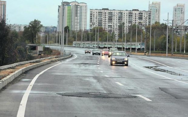Внимание водителям: в Киеве надолго перекроют важную трассу