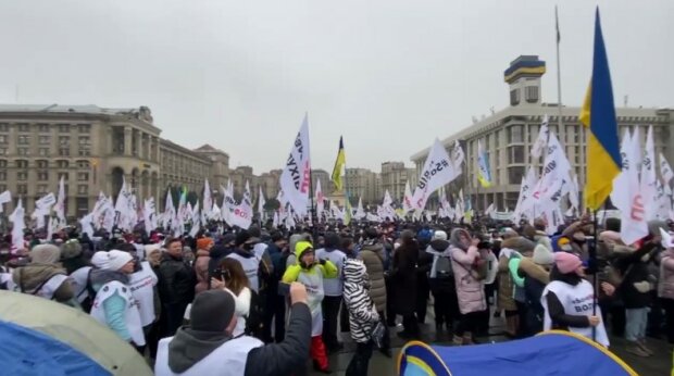 У Києві розлючені підприємці зіштовхнулися "лобами" з силовиками, ситуація загострюється: є постраждалі