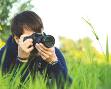 Фотограф зняв у лісі унікальну тварину: якби йшов сніг, я б її просто не помітив