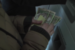 Отримання зарплати. Фото: скрін youtube