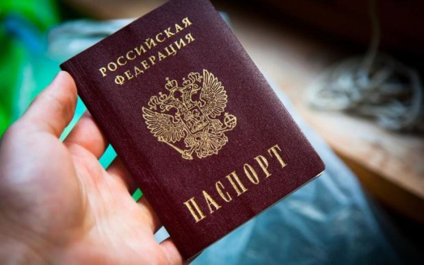 Кримські маріонетки розпродають російське громадянство