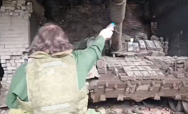 Московський поп освячує танк рф. Фото: скриншот Twitter