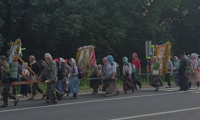 Московські попи привели на Тернопільщину хресну ходу - несуть ікони і волають пісні, наплювавши на карантин