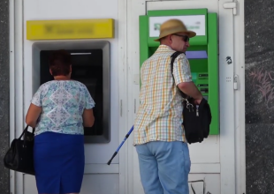 Украинцы возле банкомата. Фото: скрин youtube