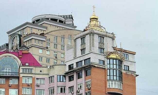 На Оболоні жінка випала з вікна